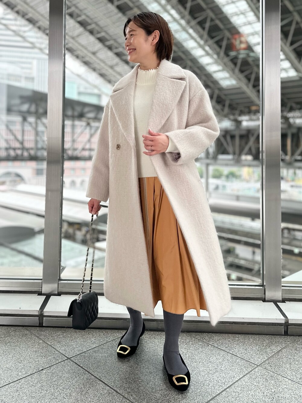 「シャギーコート、コート、白ニット、スカート、スカートコーデ、ニット、お出かけコーデ、冬コーデ、大人可愛い、カラー×コーデ」｜「NOLLEY’S Sophiの衿端パール片畦ハイネックプルオーバーニット（ニット/セーター、ホワイト系）」を使った、minaさん（レディース・157cm）の秋コーディネートの6枚目の写真
