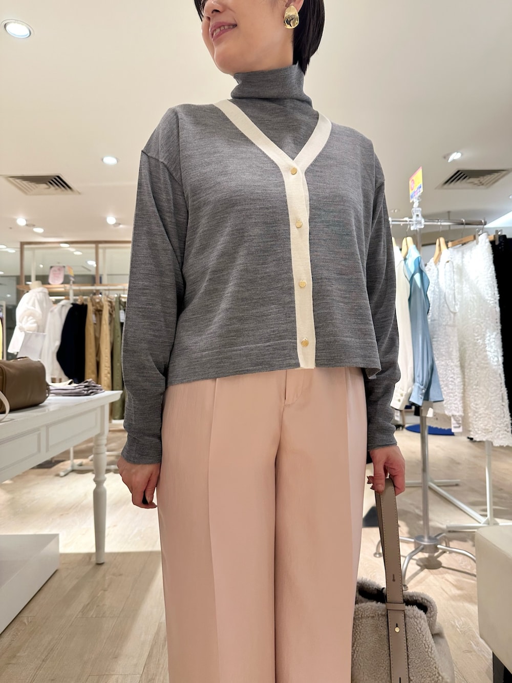 ベージュ系のショルダーバッグ、ピンク系のその他パンツ、グレー系のカーディガン/ボレロを着用したレディースの秋コーディネートの8枚目の写真