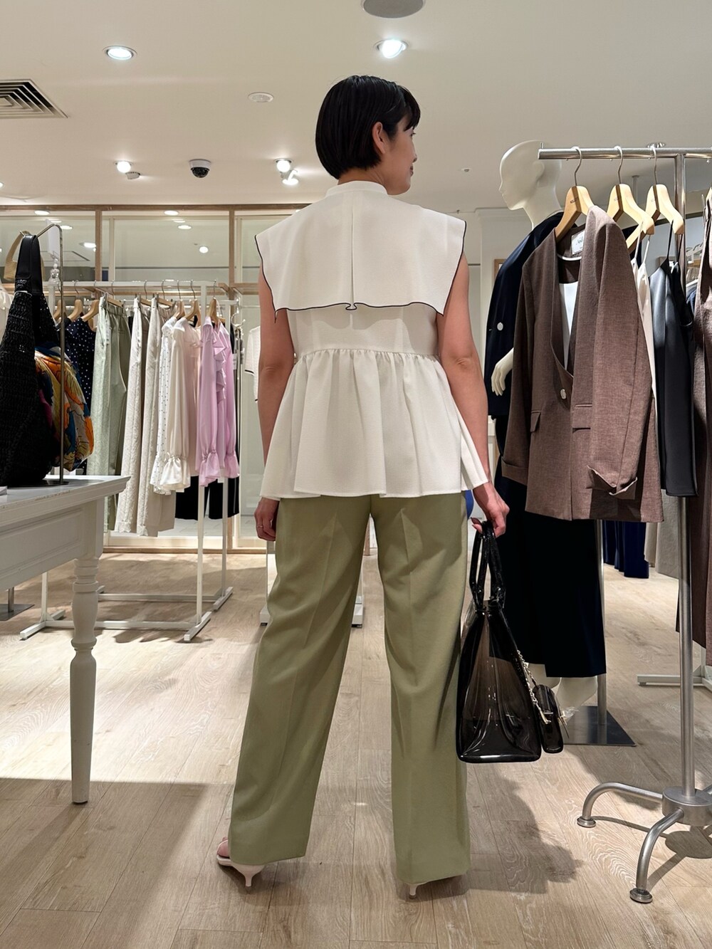「ブラウス、ブラウスコーデ、ブラウス×パンツ、パンツ、パンツスタイル、パンツコーデ、大人女子、大人かわいい、オトナ女子、オトナカワイイ、オトナガーリー、夏コーデ、夏服コーデ、おでかけコーデ、大人ファッション」｜「NOLLEY’Sのビッグカラーノースリーブブラウス（シャツ/ブラウス、ホワイト系）」を使った、minaさん（骨格ストレート・レディース・157cm）の夏コーディネートの4枚目の写真