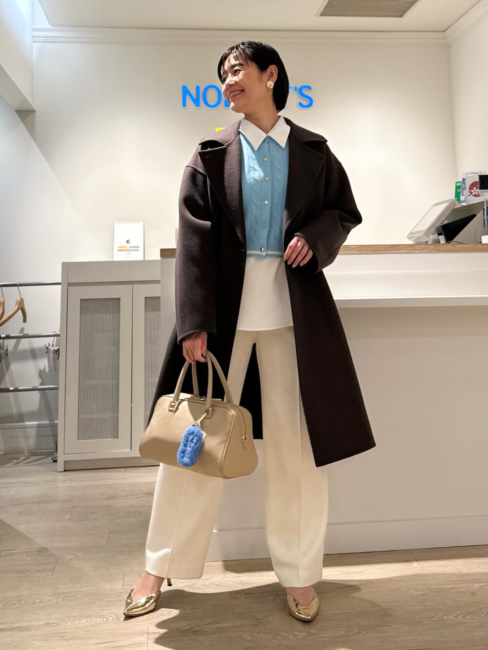 「カーディガン、ケーブルニット、パンツスタイル、パンツコーデ、ボストンバッグ、バッグチャーム、お出かけコーデ、オトナ女子、冬のコーデ、大人可愛い」|「NOLLEY’SのS140シャルムビーバーリバーコート(その他アウター、ブラウン系)」を使った、minaさん(レディース・157cm)の冬コーディネートの9枚目の写真