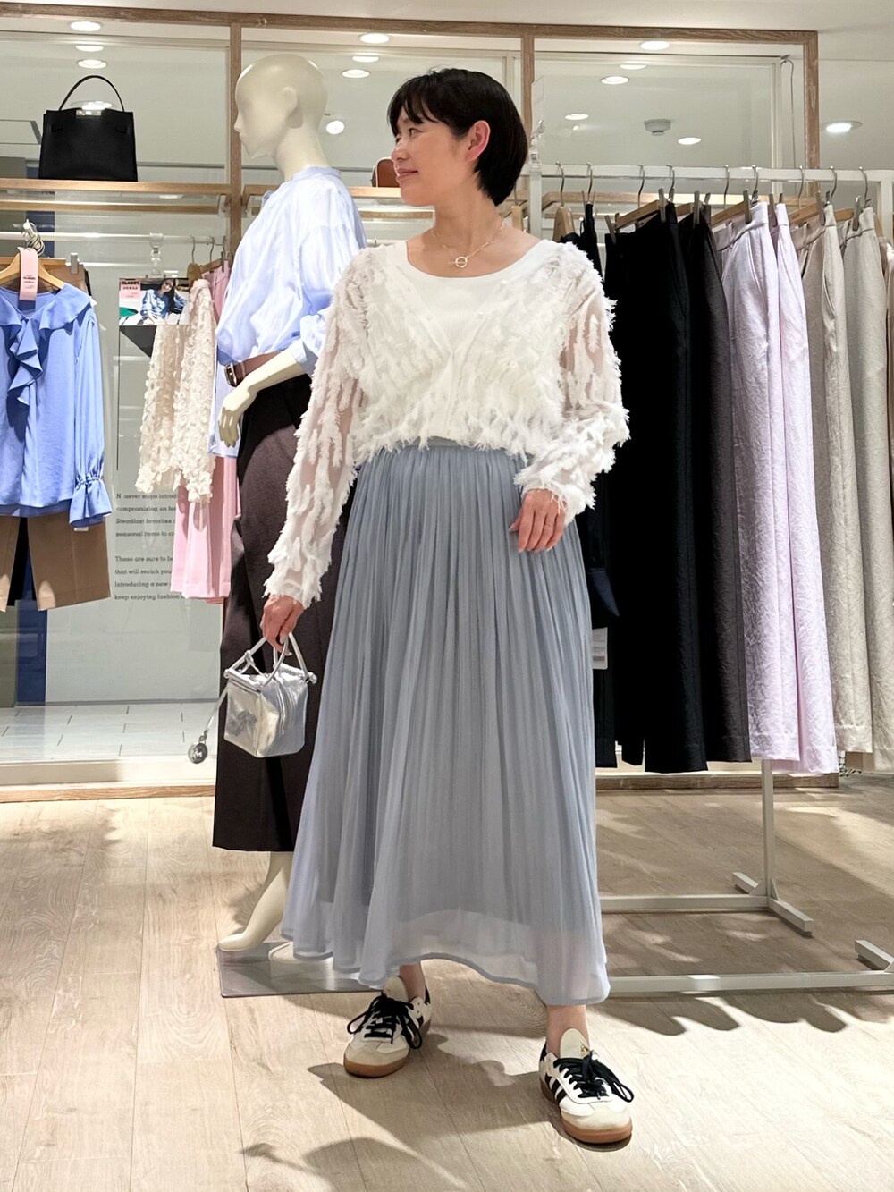 「カーディガン、カーディガンコーデ、スカート、スカートスタイル、スカートコーデ、プリーツスカート、プリーツスカートコーデ、スニーカーコーデ、春色、大人ファッション、オトナ女子、シアー、シアートップス、大人かわいい、大人カワイイ」｜「NOLLEY’Sのシャインサテン楊柳スカート（スカート、ブルー系）」を使った、minaさん（骨格ストレート・レディース・157cm）の春コーディネートの7枚目の写真