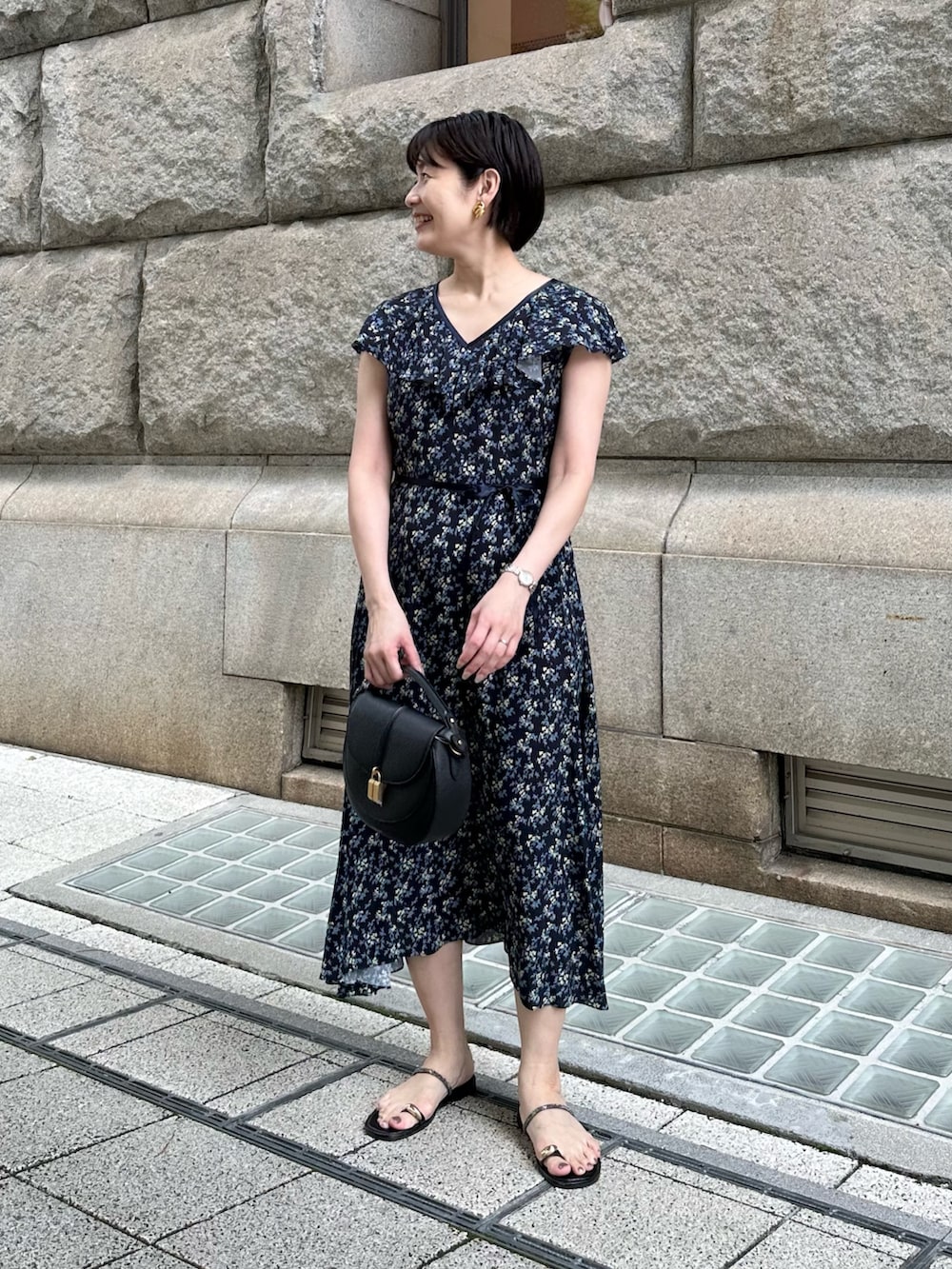 「ワンピース、ワンピーススタイル、花柄、花柄ワンピース、フラワープリント、フラワー柄、夏ファッション、お出かけコーデ、大人可愛い、デートコーデ、デート/ロマンティック、デートスタイル（WOMEN）、オトナ女子、オトナカワイイ、オトナガーリー」｜「NOLLEY’Sのウォッシャブルヴィーガンフラワープリントワンピース（ワンピース、ブルー系）」を使った、minaさん（骨格ストレート・レディース・157cm）の夏コーディネートの5枚目の写真