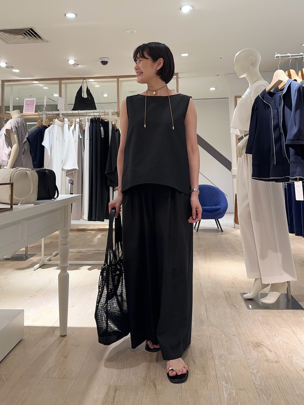 「セットアップ、セットアップスタイル、ノースリーブ、パンツ、パンツスタイル、パンツコーデ、楽チンコーデ、夏ファッション、オトナ女子、ラクチンコーデ、らくちんスタイル、ワイドパンツ、オトナカジュアル、リラックススタイル」｜「NOLLEY’Sのニュアンスプレートネックレス（ネックレス、ゴールド系）」を使った、minaさん（骨格ストレート・レディース・157cm）の夏コーディネートの6枚目の写真