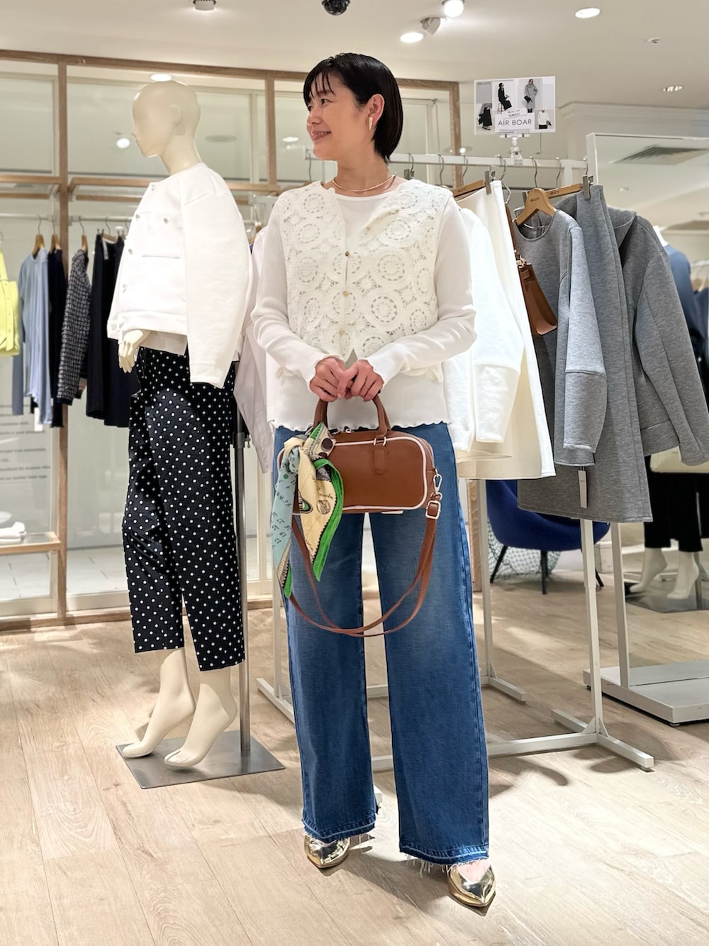 「レース、レーストップス、ベスト、ベストコーデ、ベスト×Tシャツ、レイヤードスタイル、デニム、デニムパンツ、デニムコーデ、スリットパンツ、スリットデニム、マニプリ、マニプリスカーフ、大人カジュアル、大人カジュアルコーデ」｜「NOLLEY’Sの【grace grace/グラスグラス】ハートイヤリング（イヤリング、ゴールド系）」を使った、minaさん（骨格ストレート・レディース・157cm）の冬コーディネートの2枚目の写真
