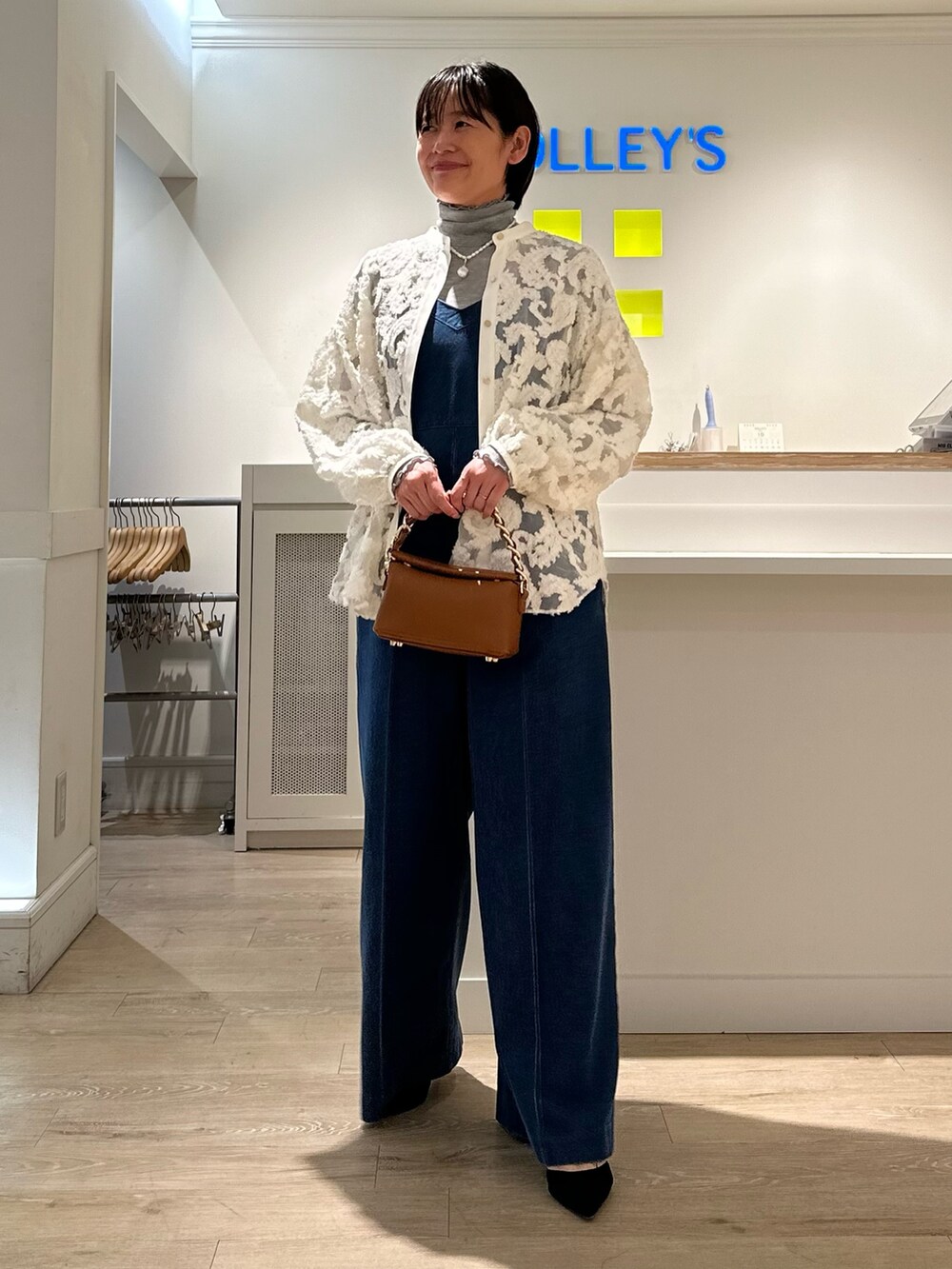 「KIRYU、タートルネック、オールインワン、デニム、秋コーデ、お出かけコーデ、オトナカジュアル、デニムコーデ、秋服準備はじめました」|「Rie Millerの【RM denim】デニムオールインワン(つなぎ/オールインワン、ブルー系)」を使った、minaさん(レディース・157cm)の秋コーディネートの2枚目の写真