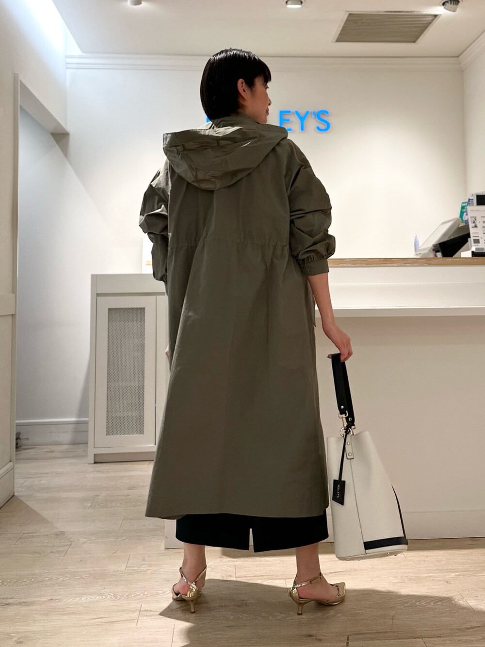「フーテッドコート、春コート、カーディガン、カーディガンコーデ、スカート、スカートスタイル、スカートコーデ、大人カジュアルコーデ、お出かけコーデ、大人可愛い、春コーデ」|「NOLLEY’Sのウォッシャブルエアボールタイトスカート(スカート、ブラック系)」を使った、minaさん(骨格ストレート・レディース・157cm)の冬コーディネートの7枚目の写真
