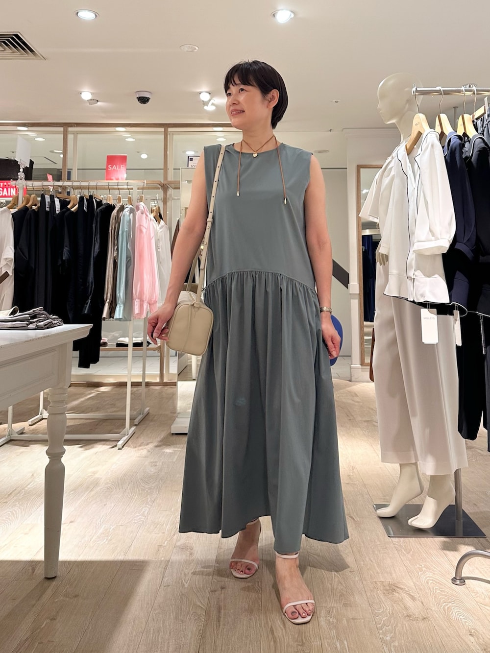 「ワンピース、ワンピーススタイル、ワンピースコーデ、撥水、ノースリーブ、夏ルックで気分アップ、夏コーデ、おでかけコーデ、夏ファッション、大人可愛い、150cm台コーデ、オトナ女子、オトナカワイイ、グリーンコーデ」｜「NOLLEY’Sのニュアンスプレートネックレス（ネックレス、ゴールド系）」を使った、minaさん（骨格ストレート・レディース・157cm）の夏コーディネートの6枚目の写真