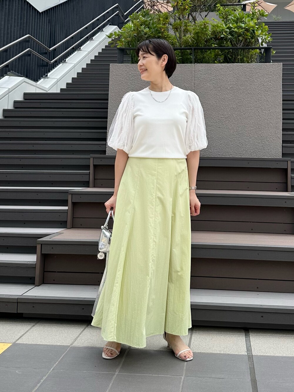 「スカート、スカートスタイル、スカートコーデ、ロングスカート、ロングスカートコーデ、袖ボリューム、袖コンシャス、オトナカワイイ、オトナ女子、大人女子、大人かわいい、大人可愛い、大人ファッション」｜「NOLLEY’S Sophiの高機能 タスランフレアロングスカート（スカート、グリーン系）」を使った、minaさん（骨格ストレート・レディース・157cm）の夏コーディネートの2枚目の写真