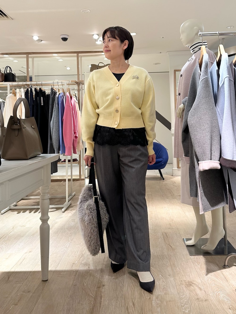 グレー系のその他パンツ、ベージュ系のショルダーバッグ、ブラック系のシャツ/ブラウスを着用したレディースの秋コーディネートの6枚目の写真