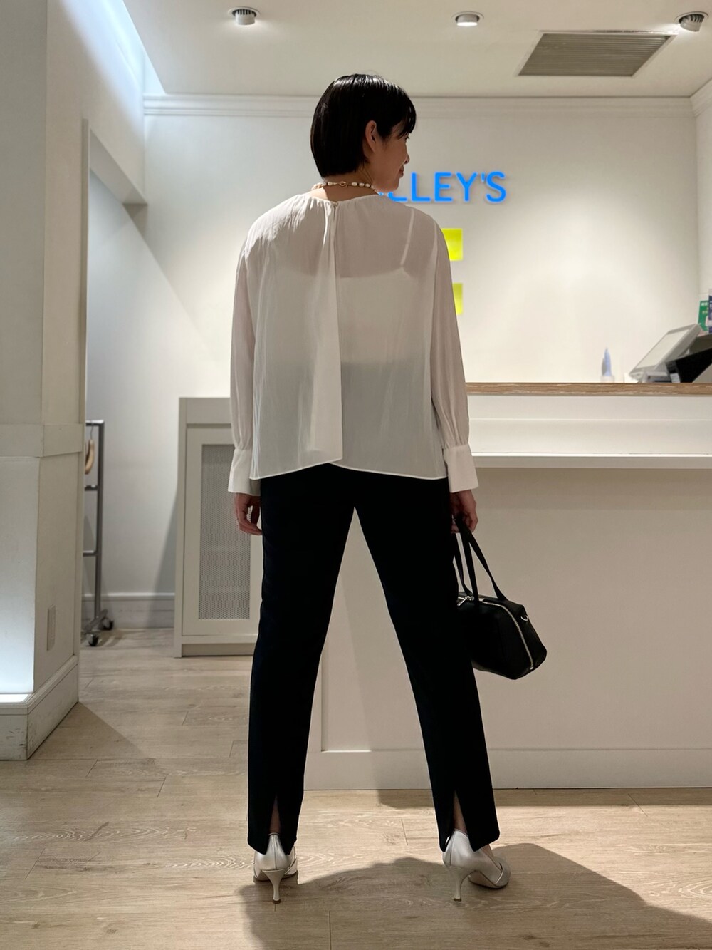 「ブラウス、ブラウス×パンツ、パンツ、パンツスタイル、パンツコーデ、細見えパンツ、細見え、通勤、通勤コーデ、通勤スタイル、セレモニー、セレモニーコーデ、セレモニースタイル」｜「NOLLEY’Sの割繊2WAYティアードフリルブラウス（シャツ/ブラウス、ホワイト系）」を使った、minaさん（骨格ストレート・レディース・157cm）の冬コーディネートの5枚目の写真