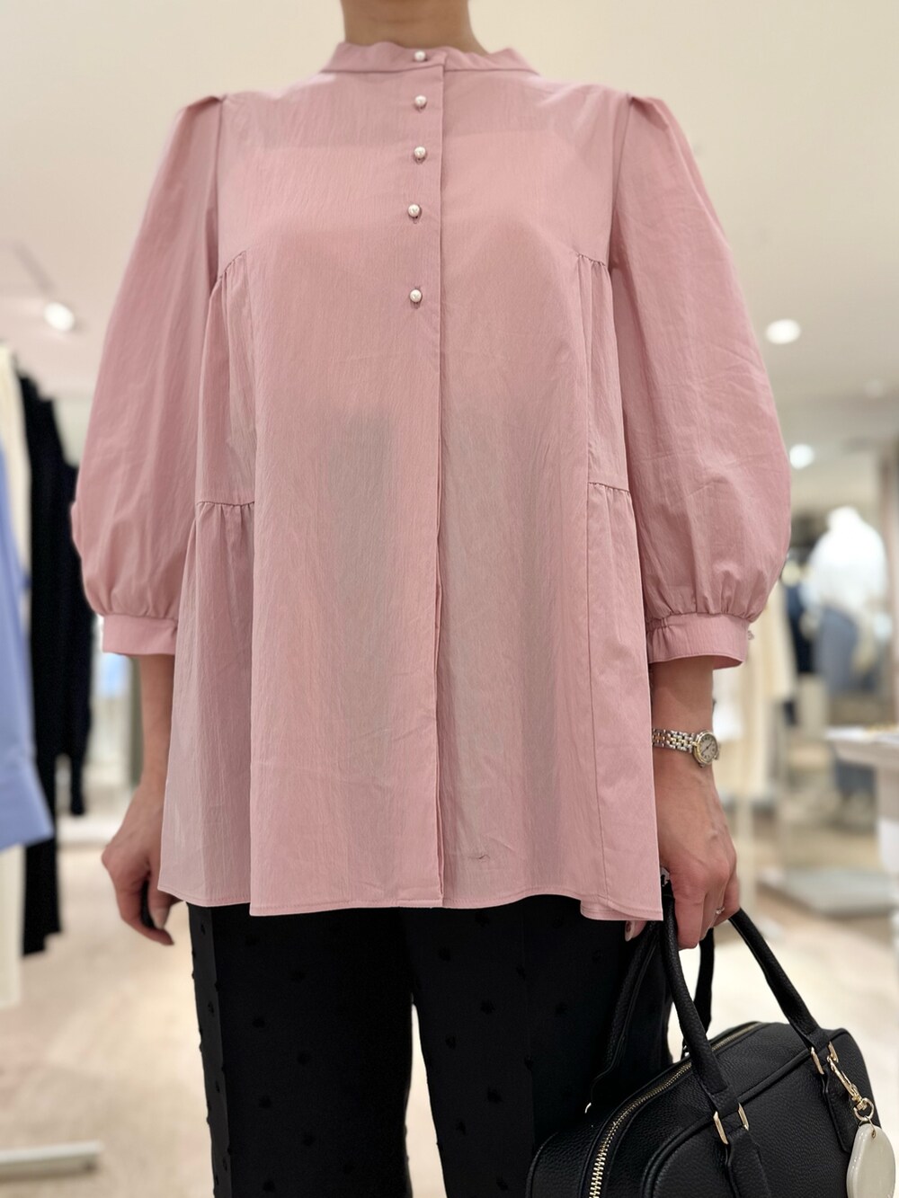 「ブラウス、ブラウスコーデ、ブラウス×パンツ、パンツ、パンツスタイル、パンツコーデ、ピンクコーデ、ピンク×ブラック、春コーデ、春めき満開コーデ、大人かわいい、オトナ女子、ピンク、カラーコーデ、前後2way」｜「NOLLEY’Sのちりめんタイプライター2WAYギャザーブラウス（シャツ/ブラウス、ピンク系）」を使った、minaさん（骨格ストレート・レディース・157cm）の春コーディネートの7枚目の写真