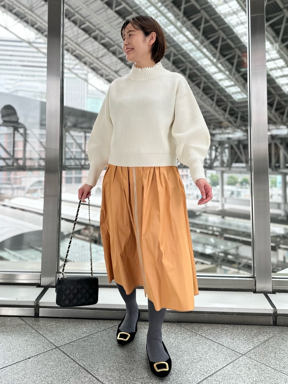 「シャギーコート、コート、白ニット、スカート、スカートコーデ、ニット、お出かけコーデ、冬コーデ、大人可愛い、カラー×コーデ」｜「NOLLEY’S Sophiの衿端パール片畦ハイネックプルオーバーニット（ニット/セーター、ホワイト系）」を使った、minaさん（レディース・157cm）の秋コーディネートの4枚目の写真