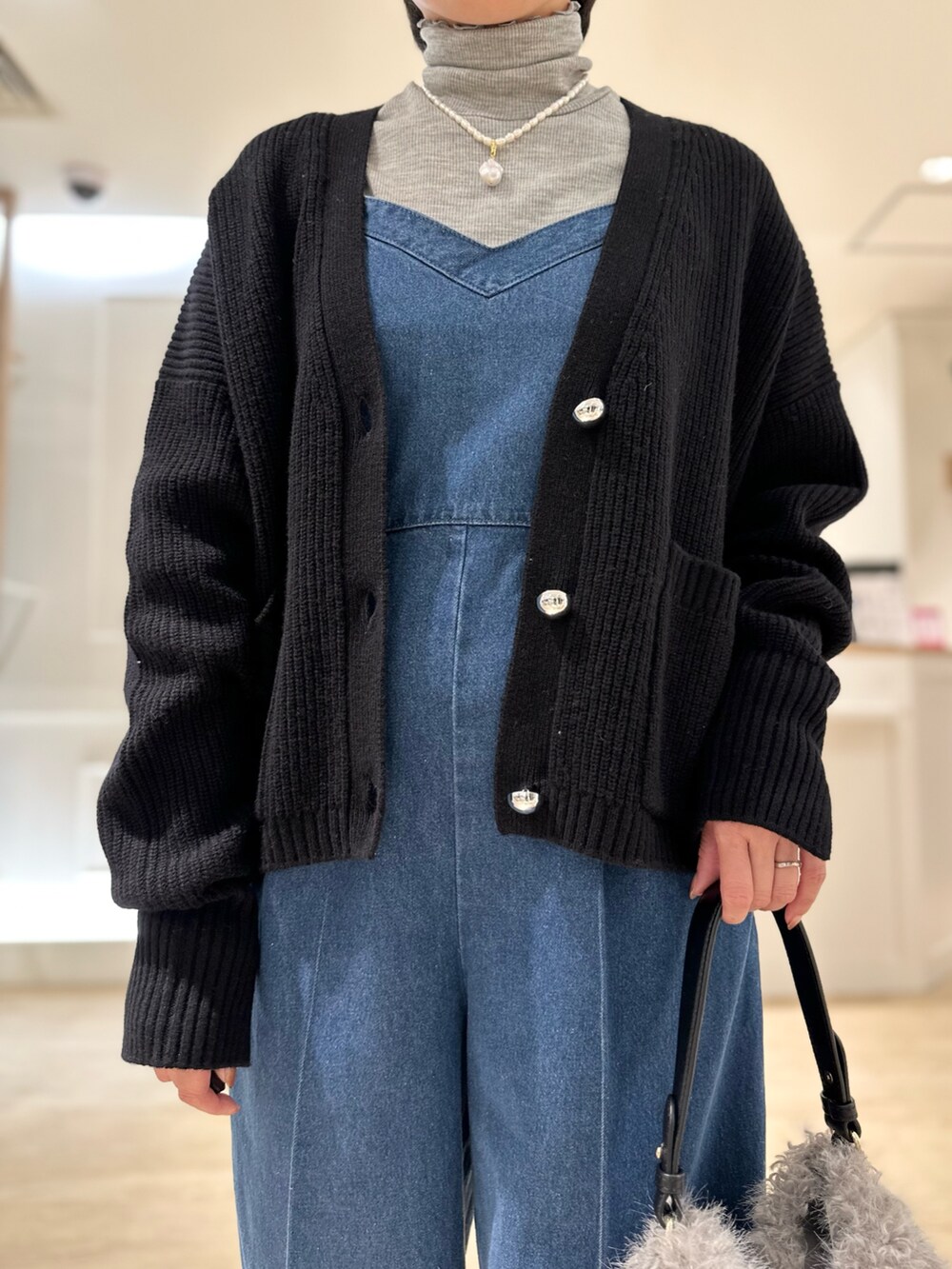 「カーディガン、カーディガンコーデ、タートルネック、デニム、オールインワン、秋コーデ、お出かけコーデ、オトナカジュアル、大人かわいい」|「NOLLEY’Sのフェイクファーワンショルダーバッグ(ショルダーバッグ、グレー系)」を使った、minaさん(レディース・157cm)の秋コーディネートの8枚目の写真