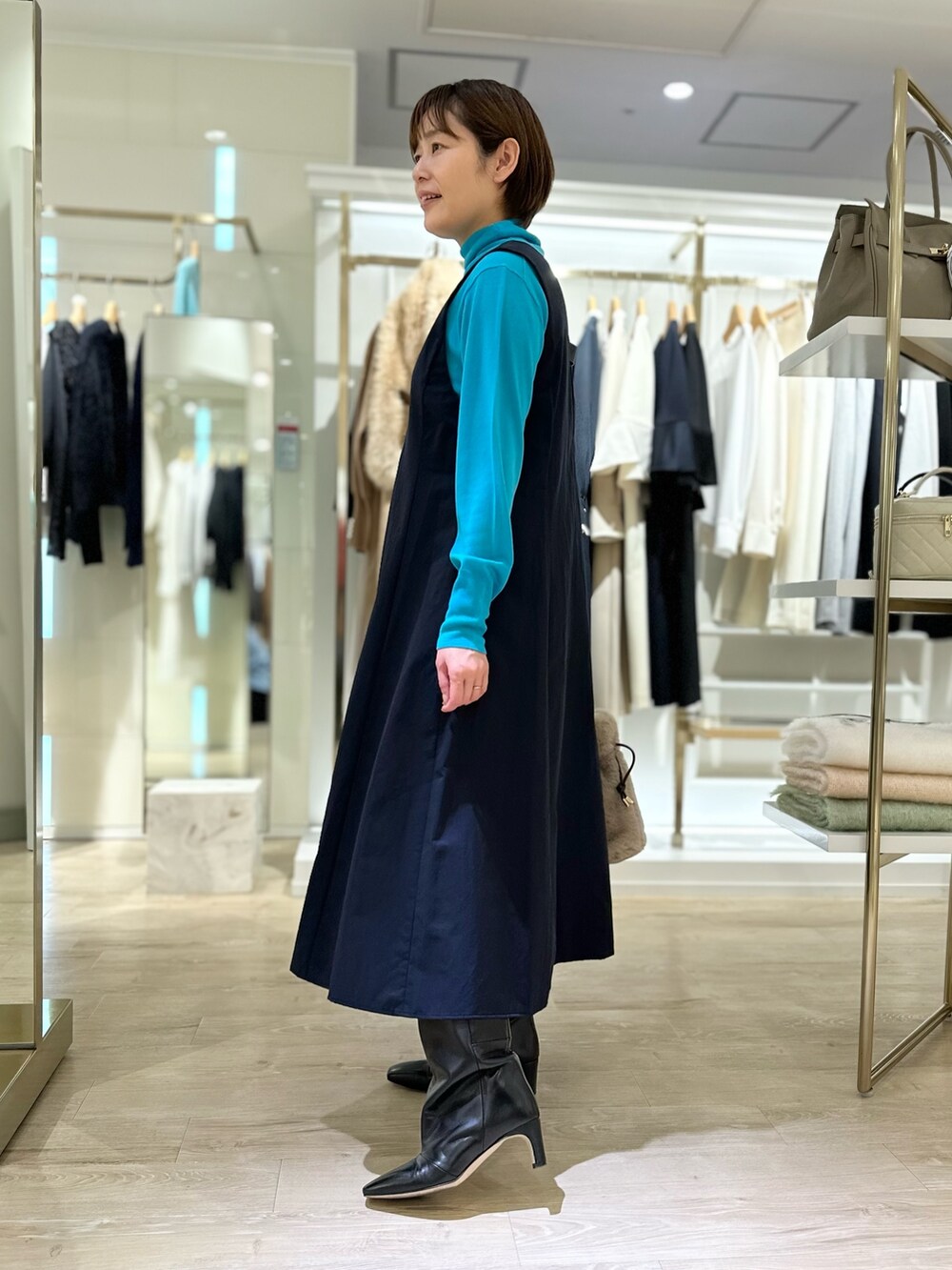 「ハイネック、ニットコーデ、ワンピース、休日スタイル、お出かけコーデ、ワンピーススタイル、ワンピースコーデ、大人女子、帰省コーデ、旅行コーデ、ロングブーツ」｜「CORSO ROMA，9の【CORSO ROMA 9/コルソローマノーヴェ】 ストレートロングブーツ（ブーツ、ブラック系）」を使った、minaさん（レディース・157cm）の冬コーディネートの3枚目の写真