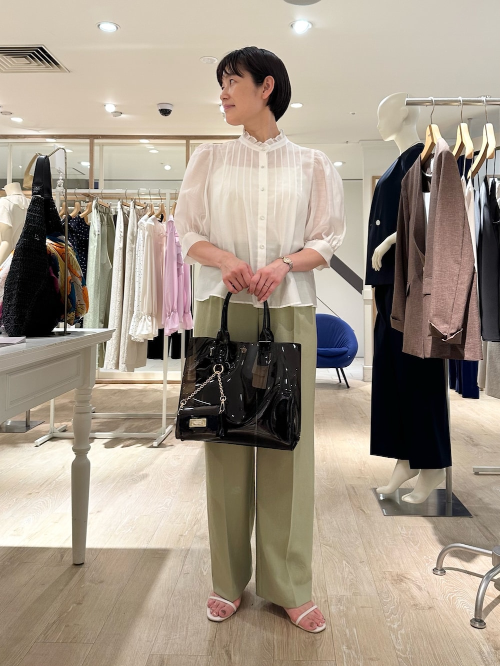 「フリル、フリルトップス、フリルブラウス、ブラウス、ブラウスコーデ、ブラウス×パンツ、パンツ、パンツスタイル、パンツコーデ、通勤、通勤コーデ、通勤スタイル、夏コーデ、大人ファッション、オトナカワイイ」｜「NOLLEY’SのPVCトート＆ミニバッグチャーム（トートバッグ、ブラック系）」を使った、minaさん（骨格ストレート・レディース・157cm）の夏コーディネートの7枚目の写真