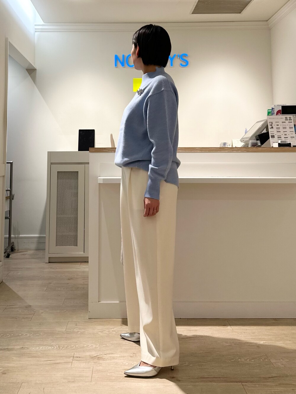 「アンサンブルニット、カーディガン、ハイネックニット、パンツスタイル、ワイドパンツ、ブルー x ホワイト、冬コーデ、ニット、あったかコーデ、お出かけコーデ、大人女子」｜「NOLLEY’Sのウォッシャブル裏起毛イージーワイドパンツ（その他パンツ、ホワイト系）」を使った、minaさん（レディース・157cm）の秋コーディネートの7枚目の写真