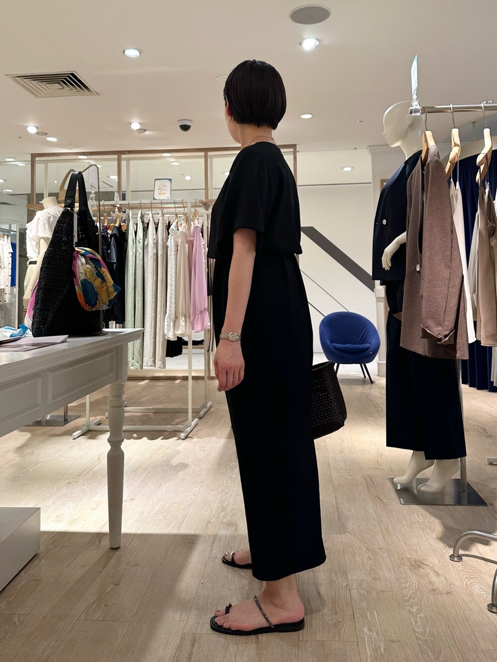 「セットアップ、セットアップスタイル、セットアップコーデ、涼しいコーデ、ブラウス、ブラウスコーデ、ブラウス×スカート、スカート、スカートスタイル、スカートコーデ、リラックス、リラックススタイル、リラックスコーデ、モノトーン、夏服」|「grace grace の【grace grace/グラスグラス】コインネックレス(ネックレス、ゴールド系)」を使った、minaさん(骨格ストレート・レディース・157cm)の春コーディネートの4枚目の写真