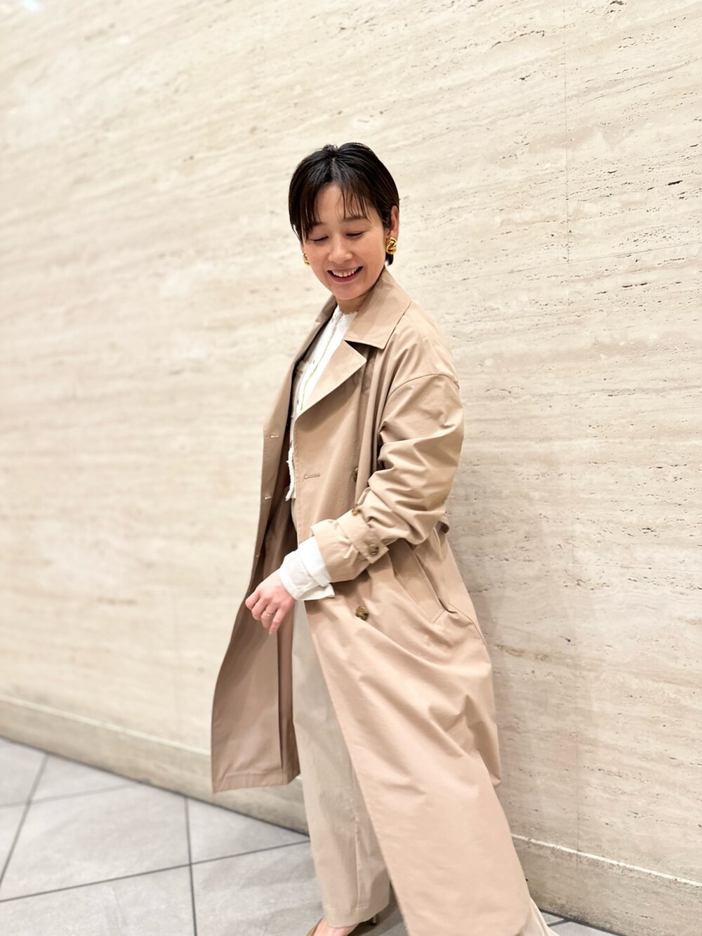 「トレンチコート、トレンチ、ニットジャケット、シアートップス、チノパン、パンツコーデ、ワントーンコーデ、春アウター、春服、オトナ女子」｜「NOLLEY’Sのウォッシャブルチノ風ワイドパンツ（チノパンツ、ベージュ系）」を使った、minaさん（レディース・157cm）の冬コーディネートの8枚目の写真