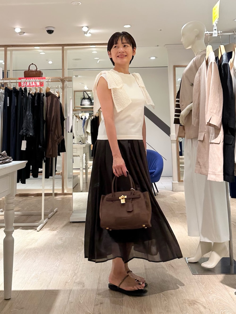 「リボン、スカート、スカートスタイル、スカートコーデ、ノースリーブ、おでかけコーデ、40代ファッション、大人可愛い、大人可愛いコーデ、大人女子、大人かわいい、オトナ女子、オトナカワイイ、ノースリーブトップス、デートコーデ」｜「NICOLAS LAINASの【NICOLAS LAINAS/ニコラス ライナス】 メタリックフィンガーフックサンダル【NOLLEY'S mgr. 松葉☆別注アイテム】（サンダル、ゴールド系）」を使った、minaさん（骨格ストレート・レディース・157cm）の夏コーディネートの8枚目の写真