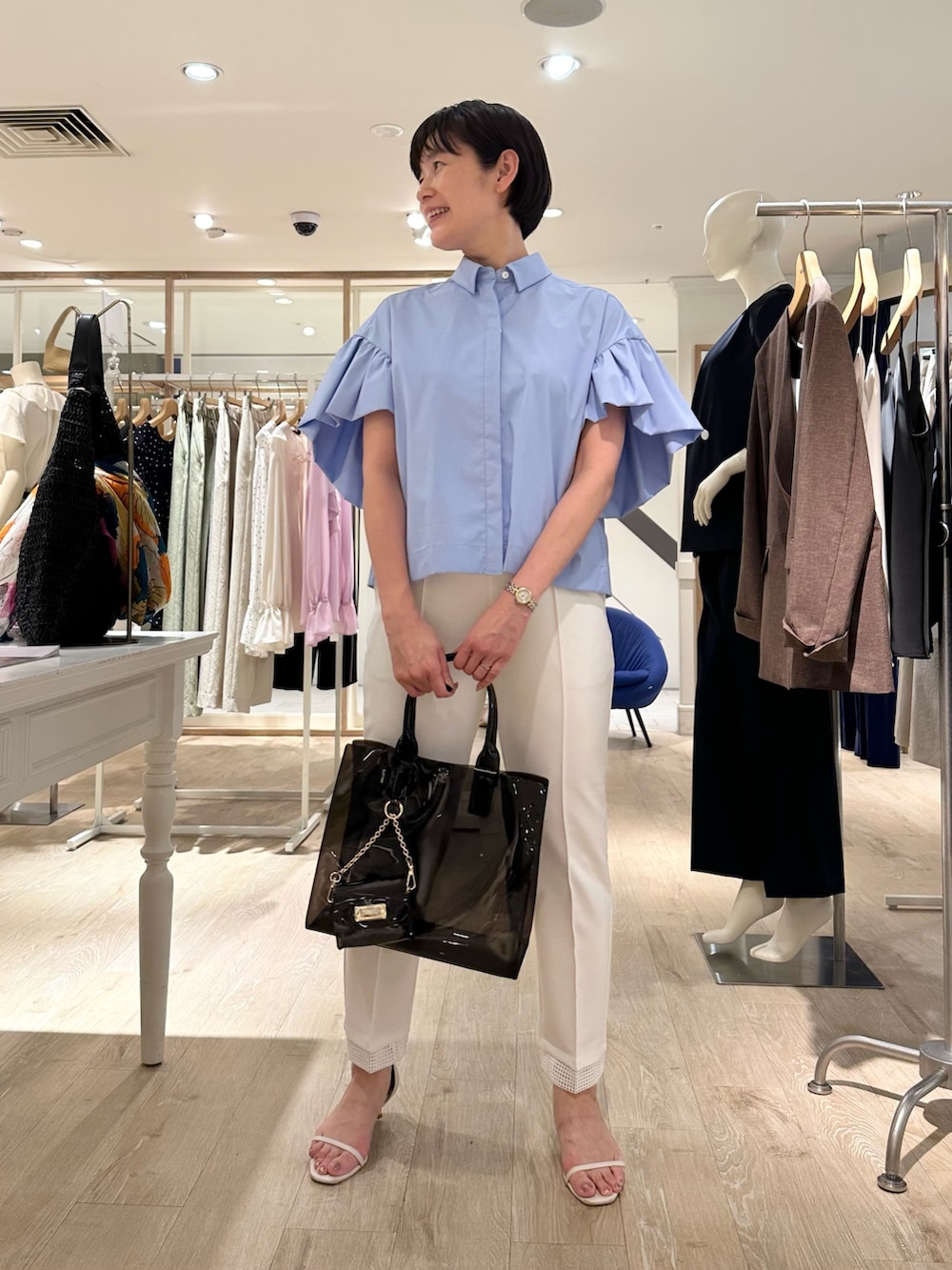 「ブラウス、ブラウスコーデ、ブラウス×パンツ、パンツ、パンツスタイル、パンツコーデ、ブルー x ホワイト、ブルーシャツ、ブルーシャツコーデ、通勤、通勤コーデ、通勤スタイル、大人かわいい、大人女子、オトナ女子」｜「NOLLEY’SのPVCトート＆ミニバッグチャーム（トートバッグ、ブラック系）」を使った、minaさん（骨格ストレート・レディース・157cm）の夏コーディネートの4枚目の写真