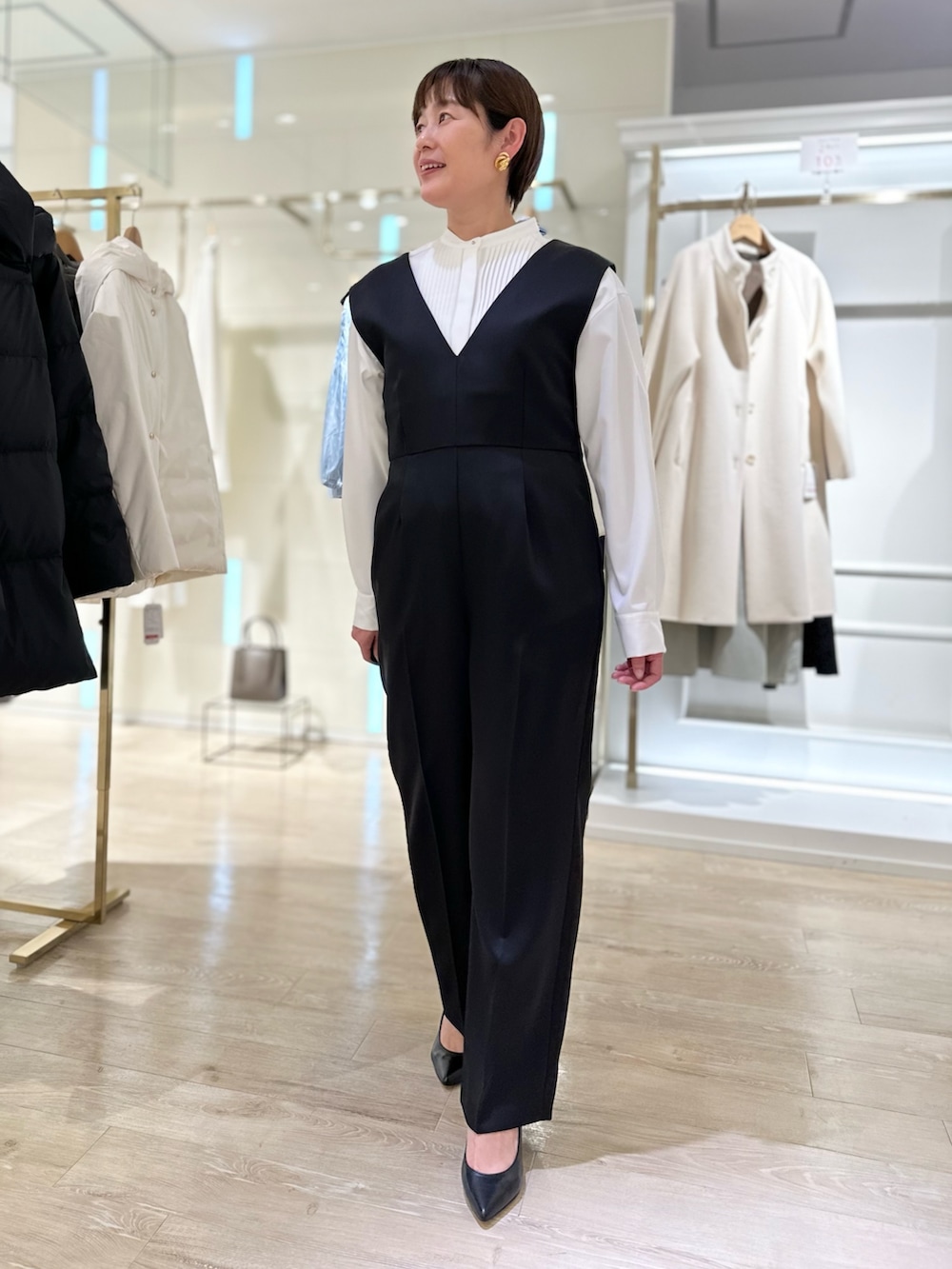「サロペット、オールインワン、お出かけコーデ、大人かわいい、シャツコーデ、レイヤードスタイル、モノトーン、パンツスタイル、ブラック、大人女子」｜「NOLLEY’Sのウォッシャブルサロペット（つなぎ/オールインワン、ブラック系）」を使った、minaさん（レディース・157cm）の冬コーディネートの6枚目の写真