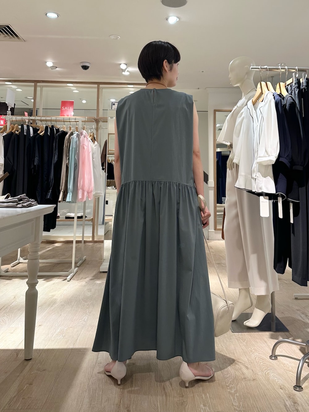 「ワンピース、ワンピーススタイル、ワンピースコーデ、撥水、ノースリーブ、夏ルックで気分アップ、夏コーデ、おでかけコーデ、夏ファッション、大人可愛い、150cm台コーデ、オトナ女子、オトナカワイイ、グリーンコーデ」｜「NOLLEY’Sのニュアンスプレートネックレス（ネックレス、ゴールド系）」を使った、minaさん（骨格ストレート・レディース・157cm）の夏コーディネートの5枚目の写真