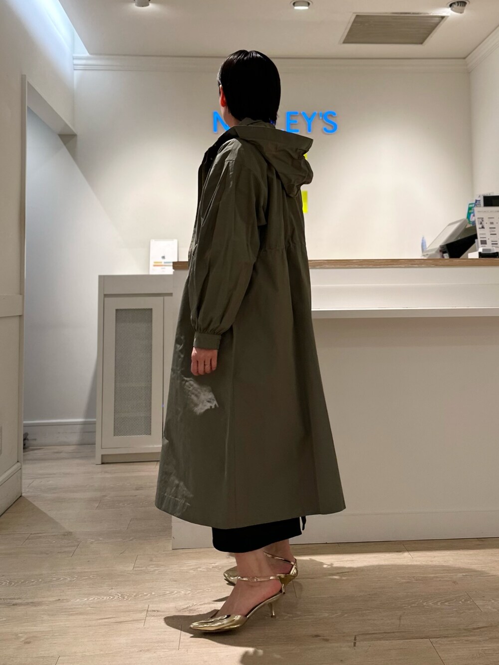 「フーテッドコート、春コート、カーディガン、カーディガンコーデ、スカート、スカートスタイル、スカートコーデ、大人カジュアルコーデ、お出かけコーデ、大人可愛い、春コーデ」|「NOLLEY’Sのウォッシャブルエアボールタイトスカート(スカート、ブラック系)」を使った、minaさん(骨格ストレート・レディース・157cm)の冬コーディネートの6枚目の写真