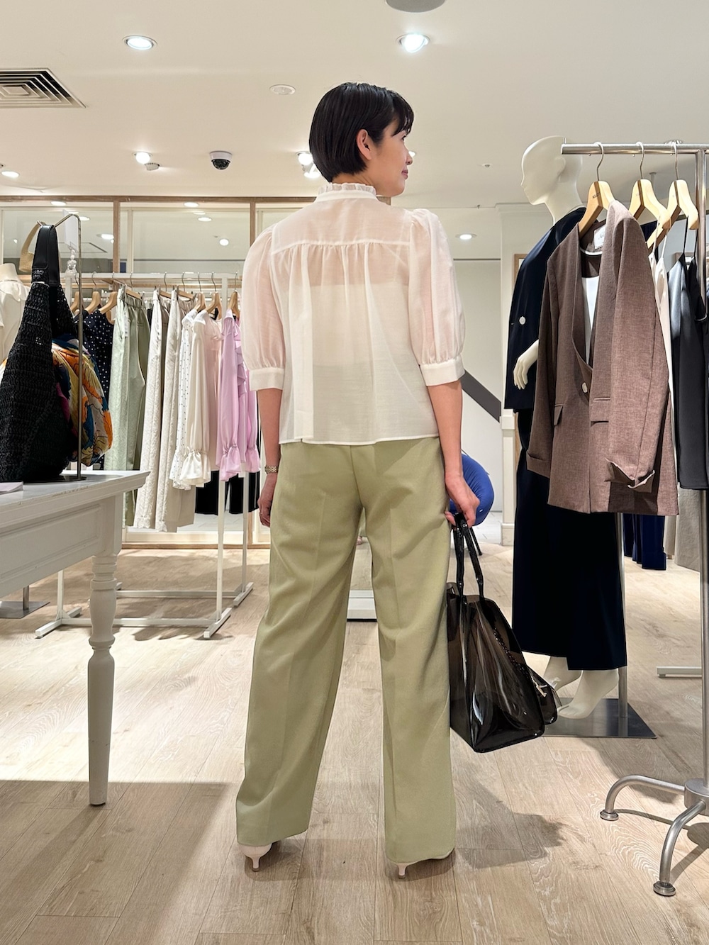「フリル、フリルトップス、フリルブラウス、ブラウス、ブラウスコーデ、ブラウス×パンツ、パンツ、パンツスタイル、パンツコーデ、通勤、通勤コーデ、通勤スタイル、夏コーデ、大人ファッション、オトナカワイイ」｜「NOLLEY’SのPVCトート＆ミニバッグチャーム（トートバッグ、ブラック系）」を使った、minaさん（骨格ストレート・レディース・157cm）の夏コーディネートの3枚目の写真