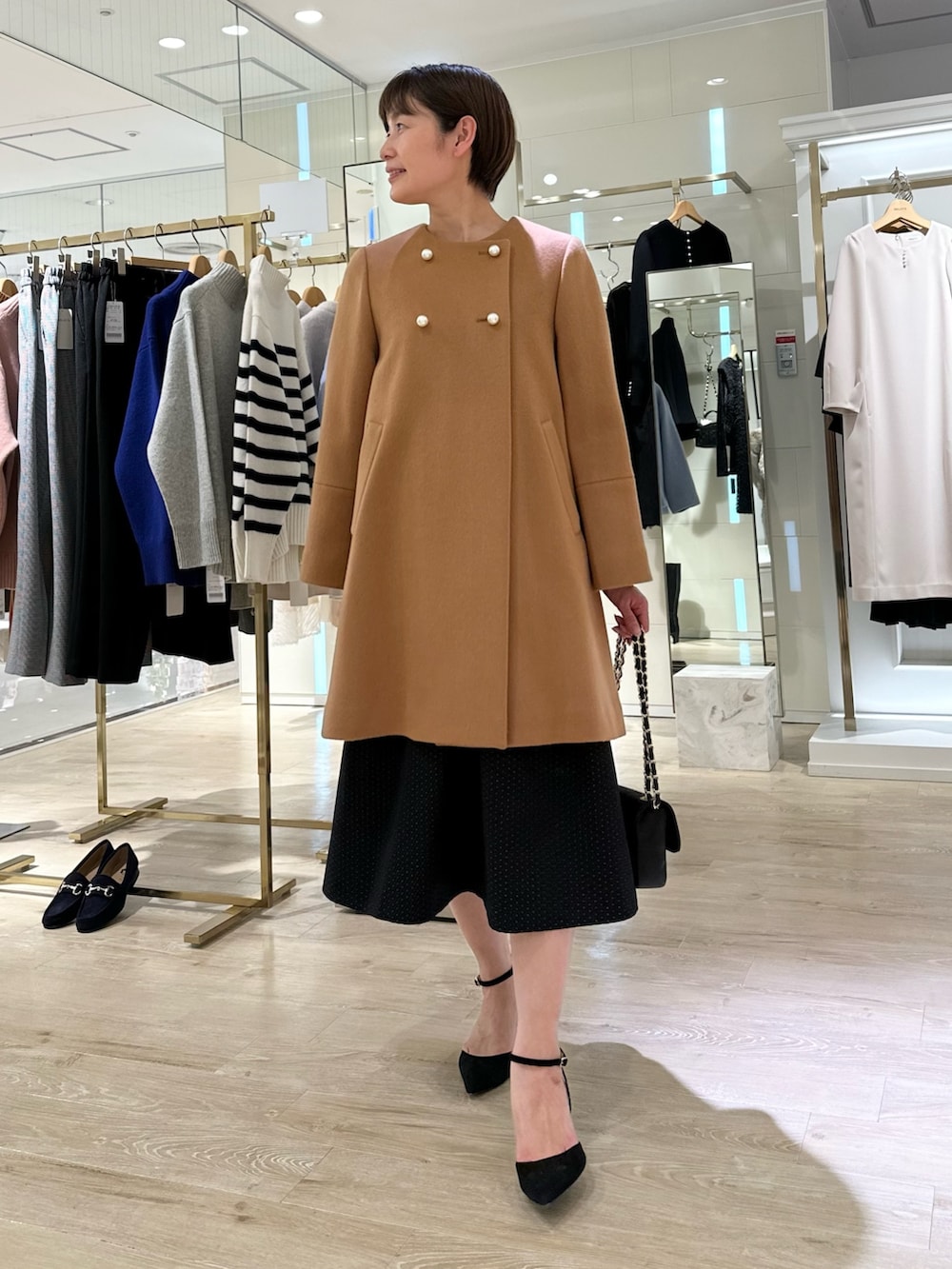 「ノーカラーコート、コート、ワンピース、ワンピーススタイル、お出かけコーデ、大人女子、オトナカワイイ、キレイめ、クリスマス、綺麗めコーデ」｜「NOLLEY’Sのビスチェライクドッキングワンピース（ワンピース、ブラック系）」を使った、minaさん（レディース・157cm）の秋コーディネートの5枚目の写真