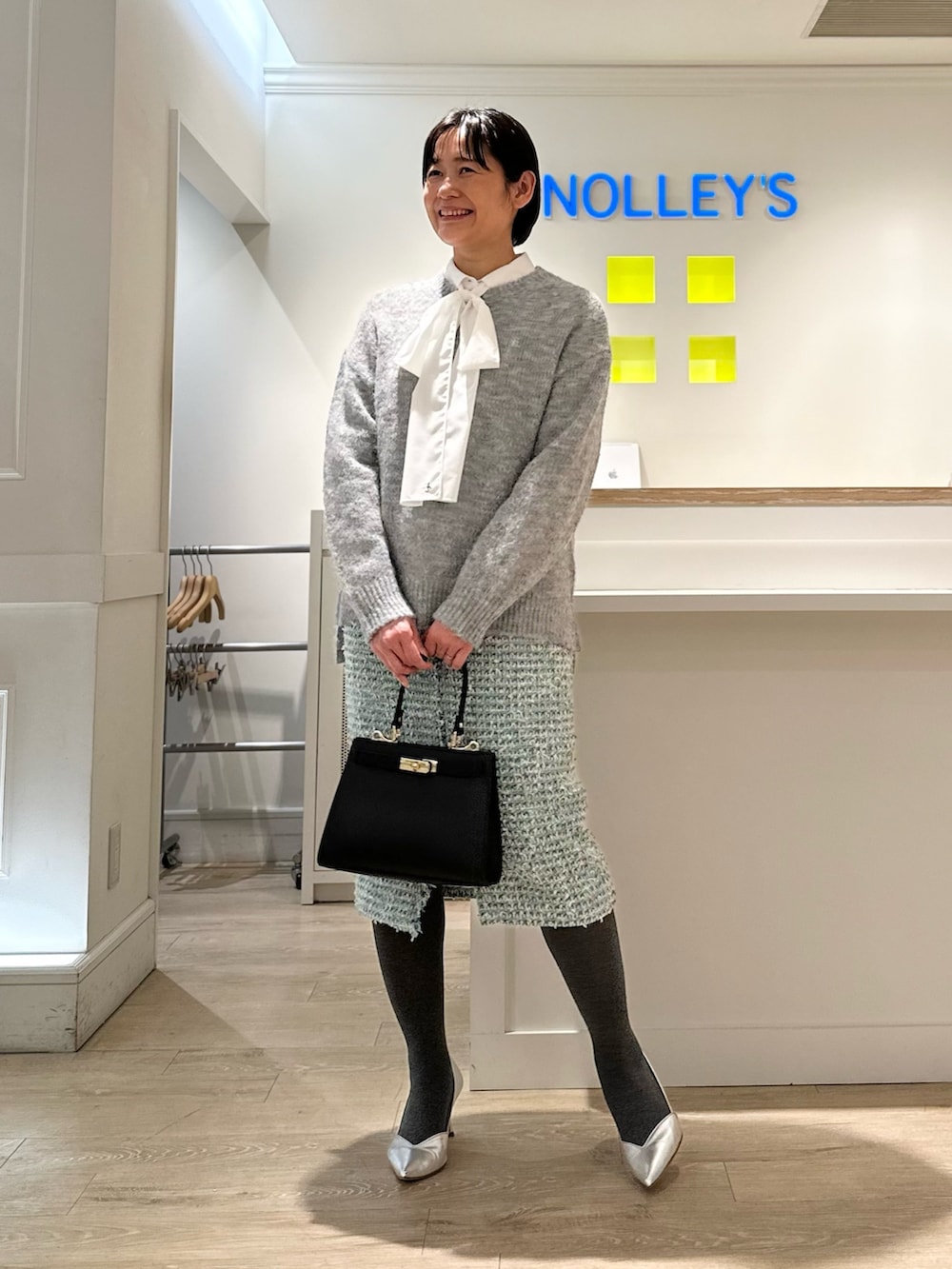 「ニット、ニットコーデ、シャツスタイル、シャツコーデ、スカート、スカートスタイル、スカートコーデ、ツイード、ツイードスカート、レイヤードスタイル、レイヤード、重ね着」｜「NOLLEY’Sの静電気防止加工コットンタイツ（タイツ/ストッキング、グレー系）」を使った、minaさん（骨格ストレート・レディース・157cm）の冬コーディネートの2枚目の写真