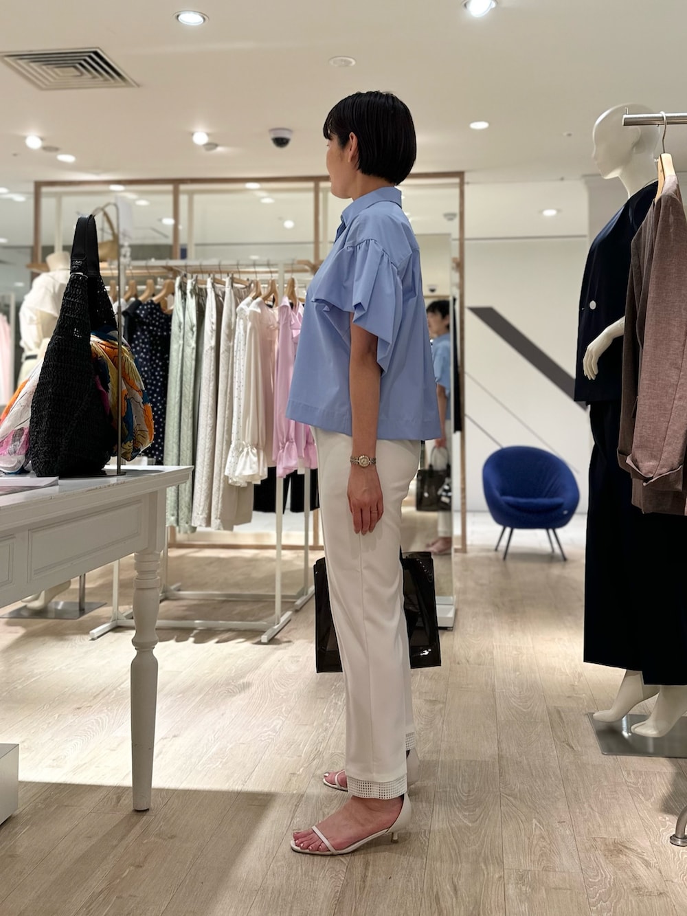 「ブラウス、ブラウスコーデ、ブラウス×パンツ、パンツ、パンツスタイル、パンツコーデ、ブルー x ホワイト、ブルーシャツ、ブルーシャツコーデ、通勤、通勤コーデ、通勤スタイル、大人かわいい、大人女子、オトナ女子」｜「NOLLEY’SのPVCトート＆ミニバッグチャーム（トートバッグ、ブラック系）」を使った、minaさん（骨格ストレート・レディース・157cm）の夏コーディネートの3枚目の写真