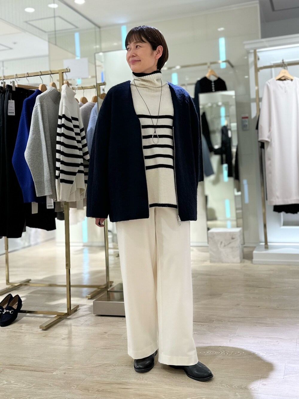 「シャギー、ボーダー、ニット、タートルネック、パンツスタイル、パンツコーデ、白パンツ、冬コーデ、大人女子、ゆったりコーデ、タートルネックニット、ジップブルゾン、アウター」｜「NOLLEY’Sのウールカシミヤタートルネックプルオーバーニット（ニット/セーター、ホワイト系）」を使った、minaさん（レディース・157cm）の秋コーディネートの2枚目の写真