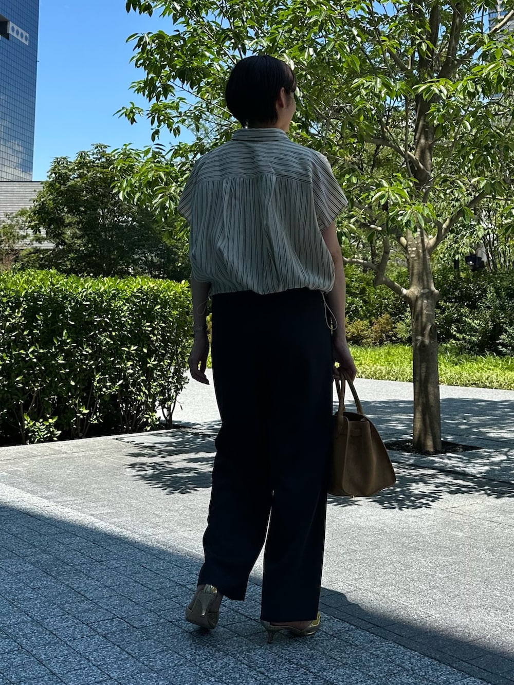 「ストライプ、ストライプシャツ、ストライプ柄、シャツ、シャツスタイル、シャツコーデ、パンツ、パンツスタイル、パンツコーデ、通勤、通勤コーデ、通勤スタイル、オフィス、オフィススタイル、オフィスコーデ」｜「NOLLEY’Sの【SINBONO/シンボノ】 スエードコンビトートバッグ（トートバッグ、イエロー系）」を使った、minaさん（骨格ストレート・レディース・157cm）の夏コーディネートの9枚目の写真