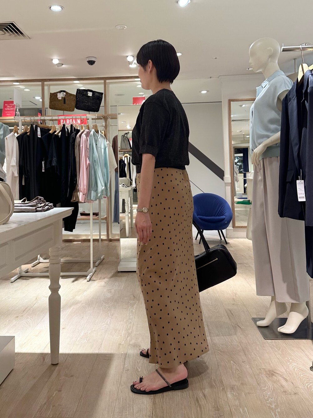「カーディガン、カーディガンコーデ、アンサンブル、アンサンブルニット、アンサンブルコーデ、スカート、スカートスタイル、スカートコーデ、ドットスカート、シアー、シアートップス、ラメニット、夏ファッション、オトナカワイイ、夏服」｜「NICOLAS LAINASの【NICOLAS LAINAS/ニコラス ライナス】 メタリックフィンガーフックサンダル【NOLLEY'S mgr. 松葉☆別注アイテム】（サンダル、ゴールド系）」を使った、minaさん（骨格ストレート・レディース・157cm）の夏コーディネートの7枚目の写真