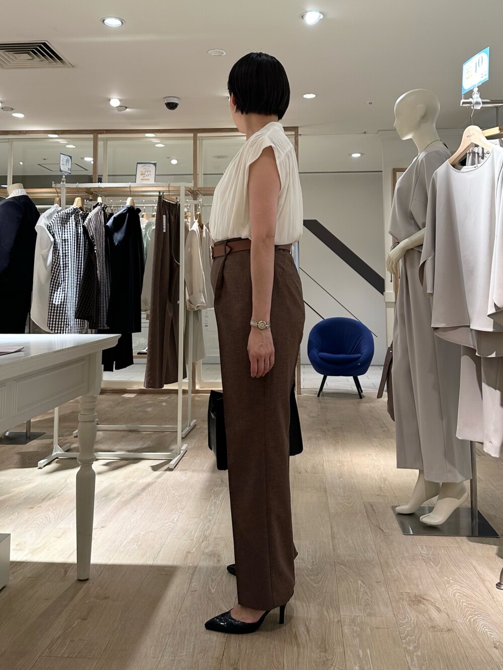 「ジャケット、ジャケットスタイル、ジャケットコーデ、ブラウス、ブラウスコーデ、パンツ、パンツスタイル、パンツコーデ、セットアップ、セットアップスタイル、セットアップコーデ、通勤、通勤コーデ、通勤スタイル、オフィスコーデ」｜「NOLLEY’Sの《セットアップ対応》ウォッシャブルドライトロピカルセミワイド美脚パンツ（その他パンツ、ブラウン系）」を使った、minaさん（骨格ストレート・レディース・157cm）の夏コーディネートの8枚目の写真