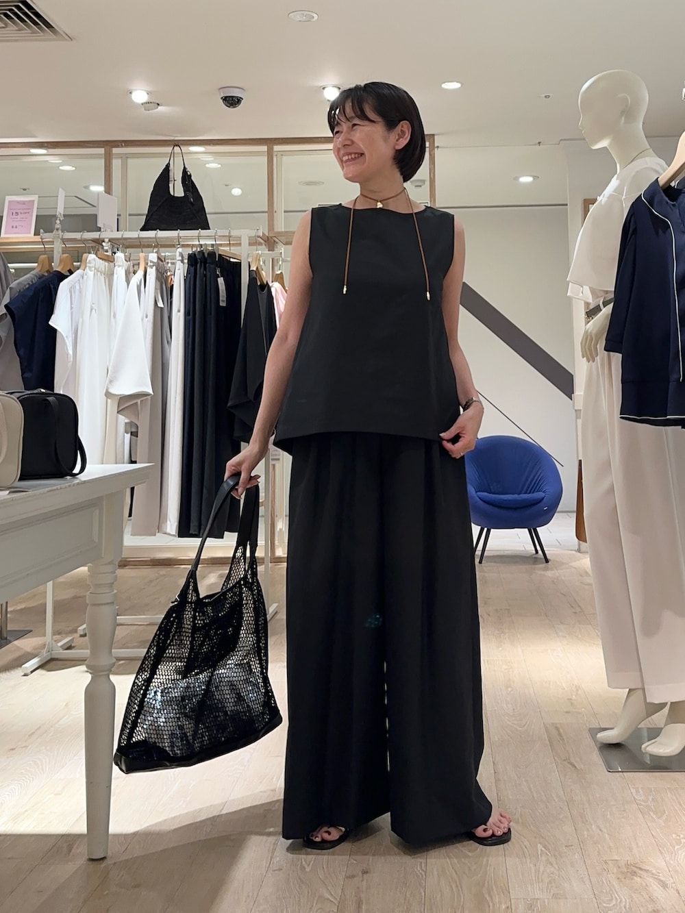 「セットアップ、セットアップスタイル、ノースリーブ、パンツ、パンツスタイル、パンツコーデ、楽チンコーデ、夏ファッション、オトナ女子、ラクチンコーデ、らくちんスタイル、ワイドパンツ、オトナカジュアル、リラックススタイル」｜「NOLLEY’Sのニュアンスプレートネックレス（ネックレス、ゴールド系）」を使った、minaさん（骨格ストレート・レディース・157cm）の夏コーディネートの8枚目の写真