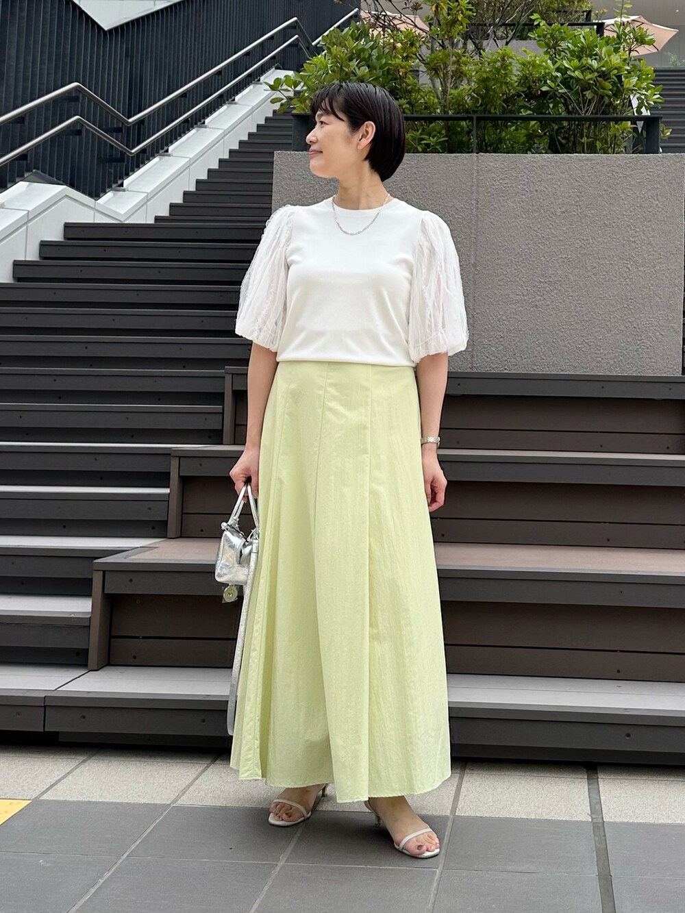 「スカート、スカートスタイル、スカートコーデ、ロングスカート、ロングスカートコーデ、袖ボリューム、袖コンシャス、オトナカワイイ、オトナ女子、大人女子、大人かわいい、大人可愛い、大人ファッション」｜「NOLLEY’S Sophiの高機能 タスランフレアロングスカート（スカート、グリーン系）」を使った、minaさん（骨格ストレート・レディース・157cm）の夏コーディネートの9枚目の写真