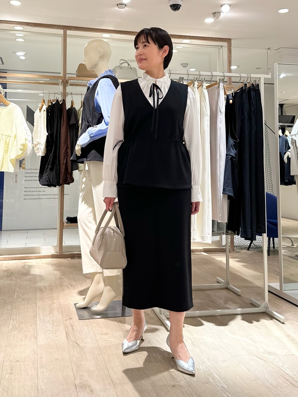 「ベスト、ベスト×シャツ、ベストコーデ、ブラウス、ブラウスコーデ、ブラウス×スカート、スカート、スカートスタイル、スカートコーデ、通勤コーデ、通勤スタイル、セレモニーコーデ、セットアップ、セットアップコーデ、セットアップスタイル」｜「NOLLEY’Sの《セットアップ対応》ウォッシャブルニットジョーゼット/ピンヘッドベスト（ベスト、ブラック系）」を使った、minaさん（骨格ストレート・レディース・157cm）の春コーディネートの5枚目の写真