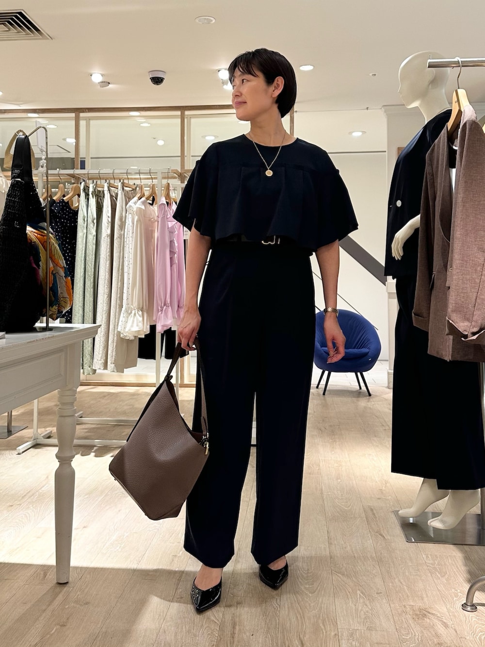 「セットアップ、セットアップスタイル、セットアップコーデ、ブラウスコーデ、ブラウス×パンツ、パンツ、パンツスタイル、パンツコーデ、通勤、通勤コーデ、通勤スタイル、大人女子、お出かけコーデ、綺麗めコーデ、セレモニーコーデ」｜「NOLLEY’Sの《セットアップ対応》ウォッシャブル麻調タックワイドパンツ（その他パンツ、ブルー系）」を使った、minaさん（骨格ストレート・レディース・157cm）の夏コーディネートの3枚目の写真