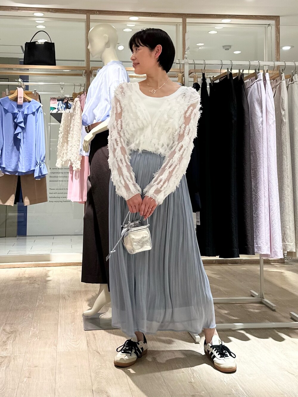 「カーディガン、カーディガンコーデ、スカート、スカートスタイル、スカートコーデ、プリーツスカート、プリーツスカートコーデ、スニーカーコーデ、春色、大人ファッション、オトナ女子、シアー、シアートップス、大人かわいい、大人カワイイ」｜「NOLLEY’Sのシャインサテン楊柳スカート（スカート、ブルー系）」を使った、minaさん（骨格ストレート・レディース・157cm）の春コーディネートの2枚目の写真