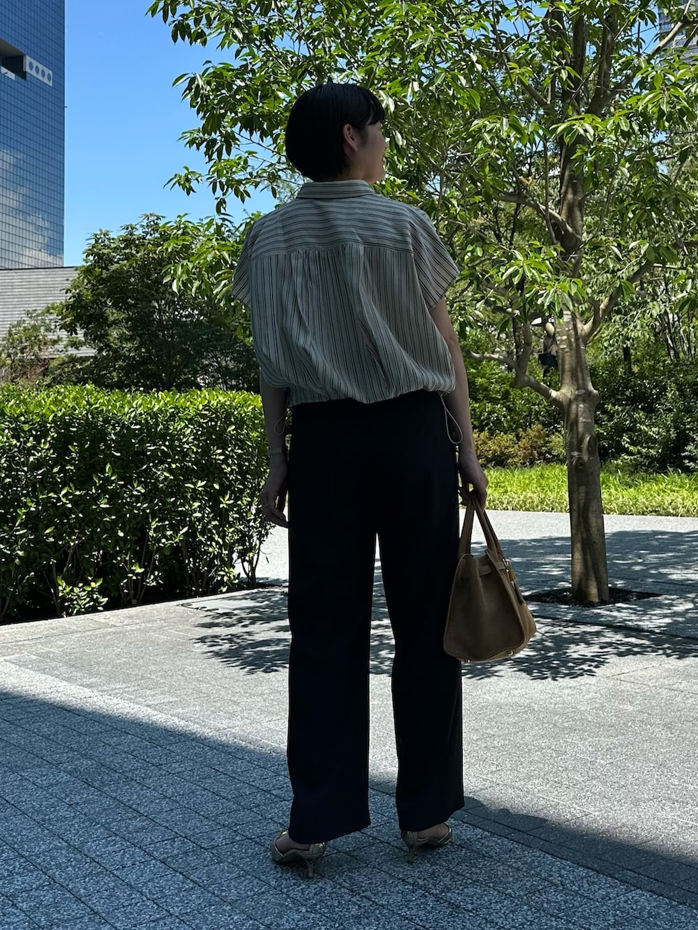 「ストライプ、ストライプシャツ、ストライプ柄、シャツ、シャツスタイル、シャツコーデ、パンツ、パンツスタイル、パンツコーデ、通勤、通勤コーデ、通勤スタイル、オフィス、オフィススタイル、オフィスコーデ」｜「NOLLEY’Sの【SINBONO/シンボノ】 スエードコンビトートバッグ（トートバッグ、イエロー系）」を使った、minaさん（骨格ストレート・レディース・157cm）の夏コーディネートの7枚目の写真