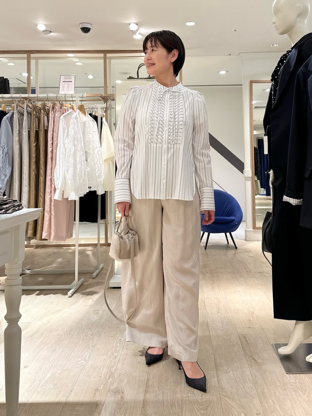 ホワイト系のシャツ/ブラウス、ベージュ系のショルダーバッグ、ベージュ系のその他パンツを着用したレディースの秋コーディネートの4枚目の写真