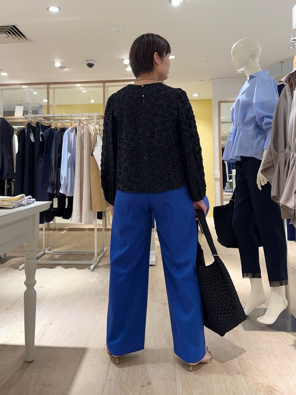 ブルー系のその他パンツ、ブルー系のシャツ/ブラウス、グレー系のネックレスを着用したレディースの冬コーディネートの5枚目の写真