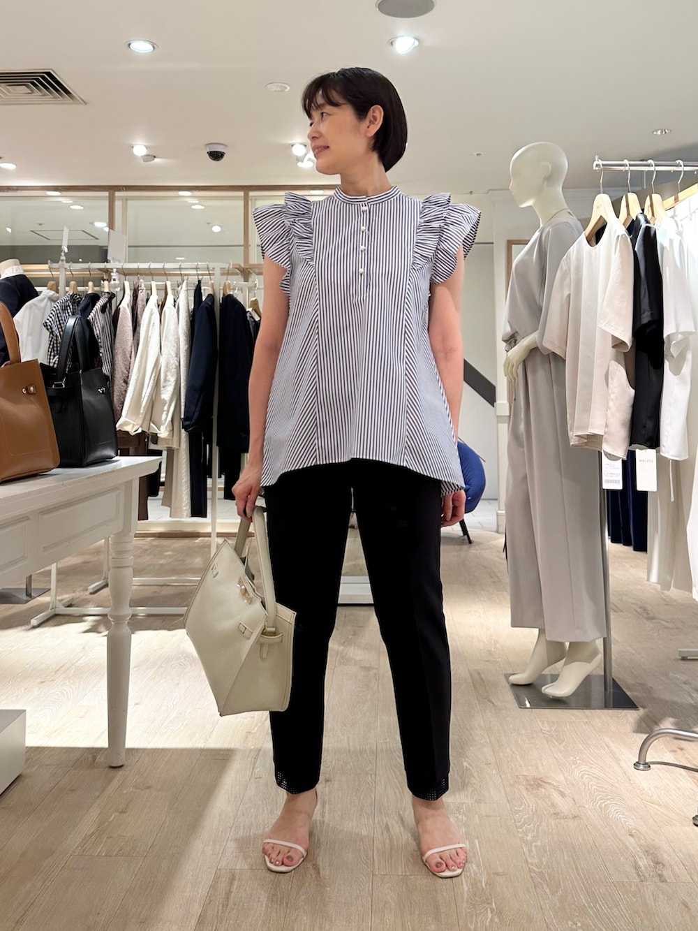 「ストライプ、ストライプシャツ、パンツ、パンツスタイル、パンツコーデ、夏コーデ、夏服コーデ、おでかけコーデ、夏ファッション、大人ファッション、大人女子、お出かけコーデ、オトナカワイイ、フリルブラウス、オトナ女子」｜「NOLLEY’Sのひねり金具付きワンハンドルバッグ【WEB STAFF守屋☆別注アイテム】（ショルダーバッグ、イエロー系）」を使った、minaさん（骨格ストレート・レディース・157cm）の夏コーディネートの7枚目の写真
