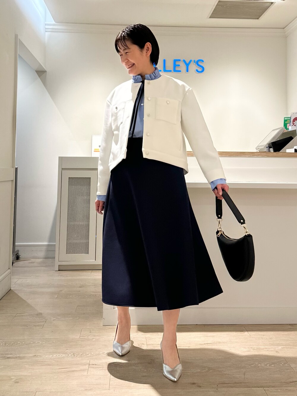 「スカート、スカートスタイル、スカートコーデ、フレアスカート、フレアスカート×白、フレアスカートコーデ、ブルゾン、ブルゾンコーデ、春アウター、春アウターコーデ、セットアップ、セットアップスタイル、セットアップコーデ、フリルシャツ、ブルーシャツ」｜「NOLLEY’Sのウォッシャブルエアボールクルーネックブルゾン（ブルゾン、ホワイト系）」を使った、minaさん（骨格ストレート・レディース・157cm）の冬コーディネートの5枚目の写真