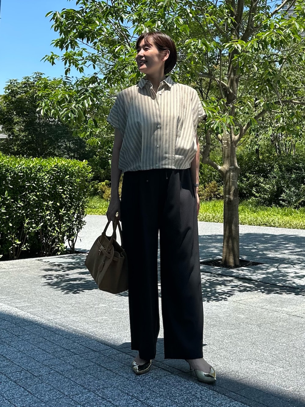 「ストライプ、ストライプシャツ、ストライプ柄、シャツ、シャツスタイル、シャツコーデ、パンツ、パンツスタイル、パンツコーデ、通勤、通勤コーデ、通勤スタイル、オフィス、オフィススタイル、オフィスコーデ」｜「NOLLEY’Sの【SINBONO/シンボノ】 スエードコンビトートバッグ（トートバッグ、イエロー系）」を使った、minaさん（骨格ストレート・レディース・157cm）の夏コーディネートの4枚目の写真