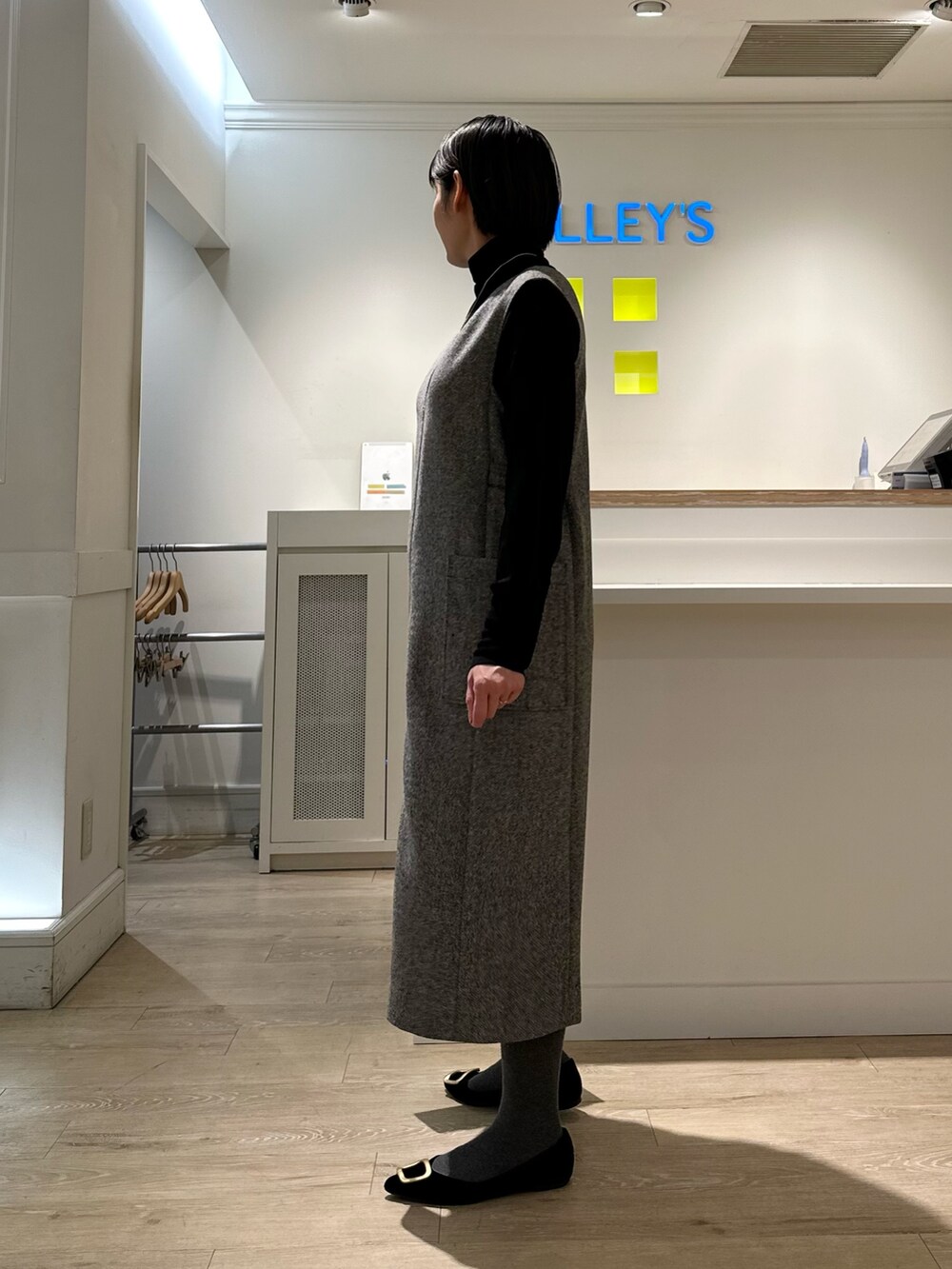 「ワンピース、ワンピーススタイル、ワンピースコーデ、ジャンパースカート、ジャンパースカートコーデ、ジャンパースカート×ニット、ジャンパーワンピース、タートル、タートルネック、タートルネックニット、冬コーデ、冬のコーデ」｜「NOLLEY’Sの静電気防止加工コットンタイツ（タイツ/ストッキング、グレー系）」を使った、minaさん（骨格ストレート・レディース・157cm）の冬コーディネートの8枚目の写真