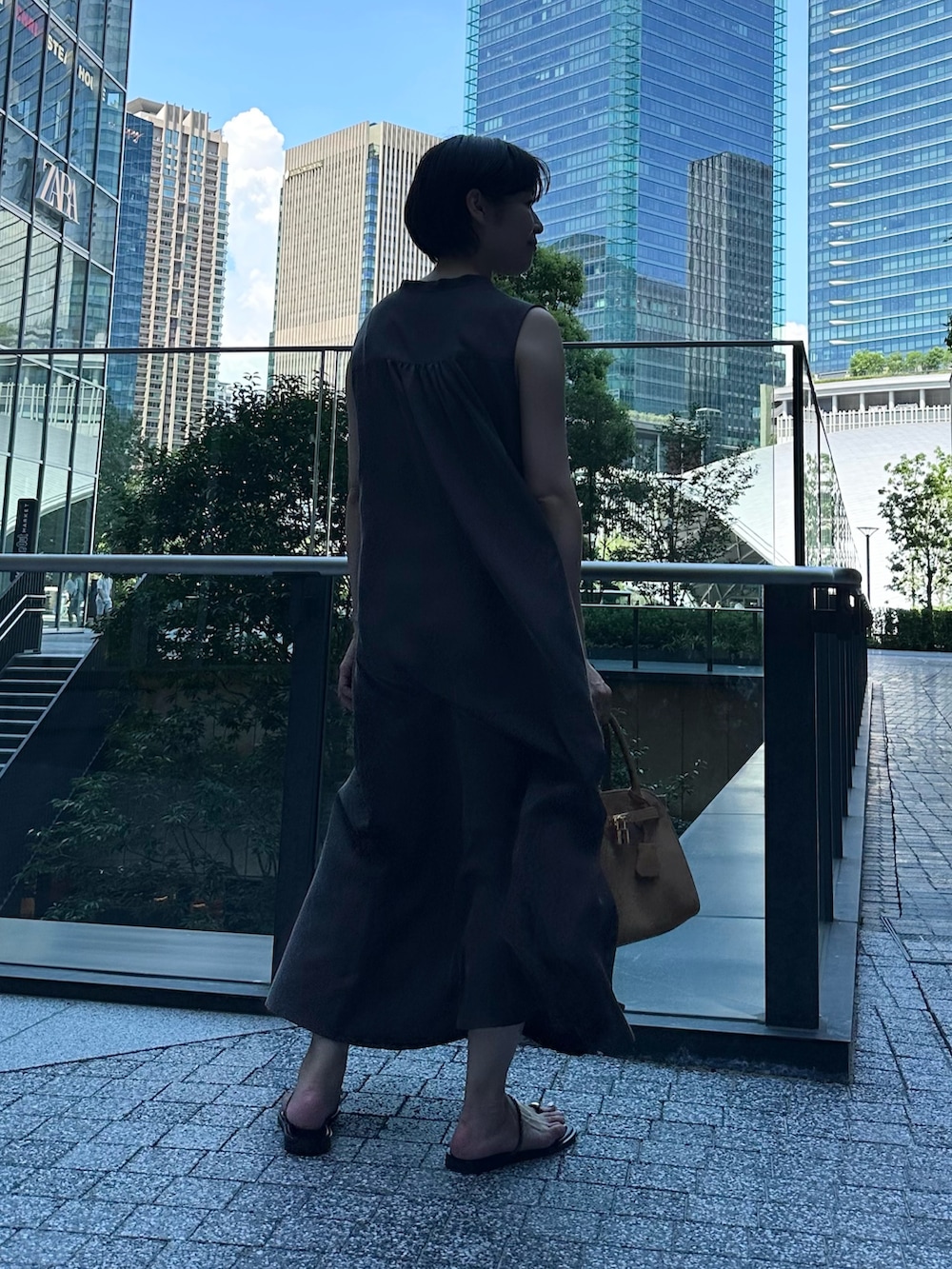 「ワンピース、ワンピーススタイル、ワンピースコーデ、夏コーデ、夏ファッション、大人コーデ、大人女子、大人かわいい、オトナ女子、オトナカワイイ、おとなコーデ、ノースリーブ、サテンワンピース」｜「NOLLEY’Sのウォッシャブルフィブリルサテンノースリシャツワンピース（ワンピース、ブラウン系）」を使った、minaさん（骨格ストレート・レディース・157cm）の夏コーディネートの4枚目の写真