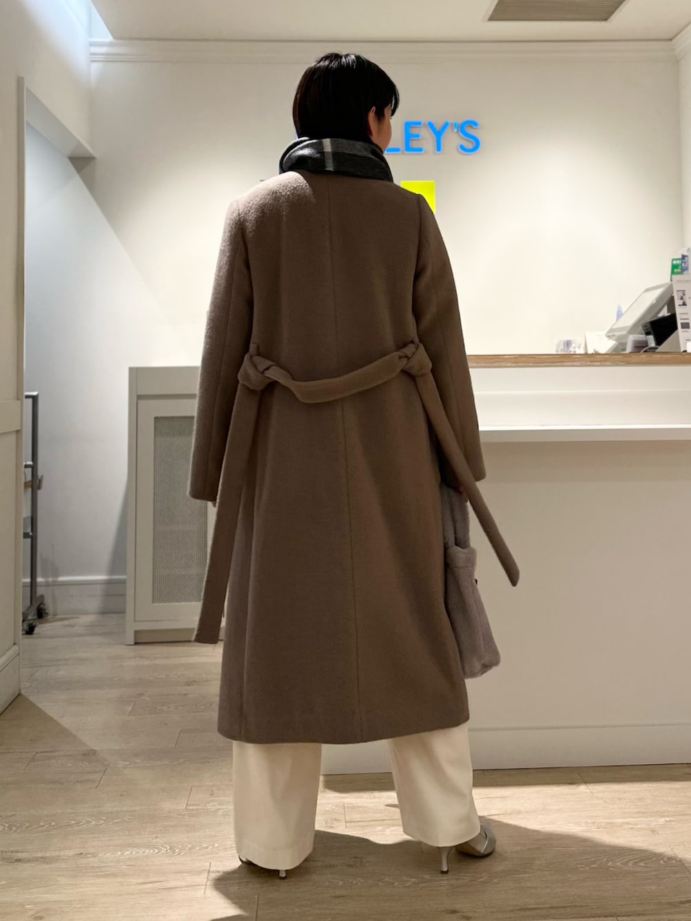 「ノーカラーコート、シャギーコート、カーディガン、ハイネック、ニット、ブローチ、ムートンバッグ、コーム、チャーム、ロングコート、冬コーデ、あったかコーデ、大人可愛い」|「NOLLEY’Sのウォッシャブル裏起毛イージーワイドパンツ(その他パンツ、ホワイト系)」を使った、minaさん(レディース・157cm)の秋コーディネートの8枚目の写真