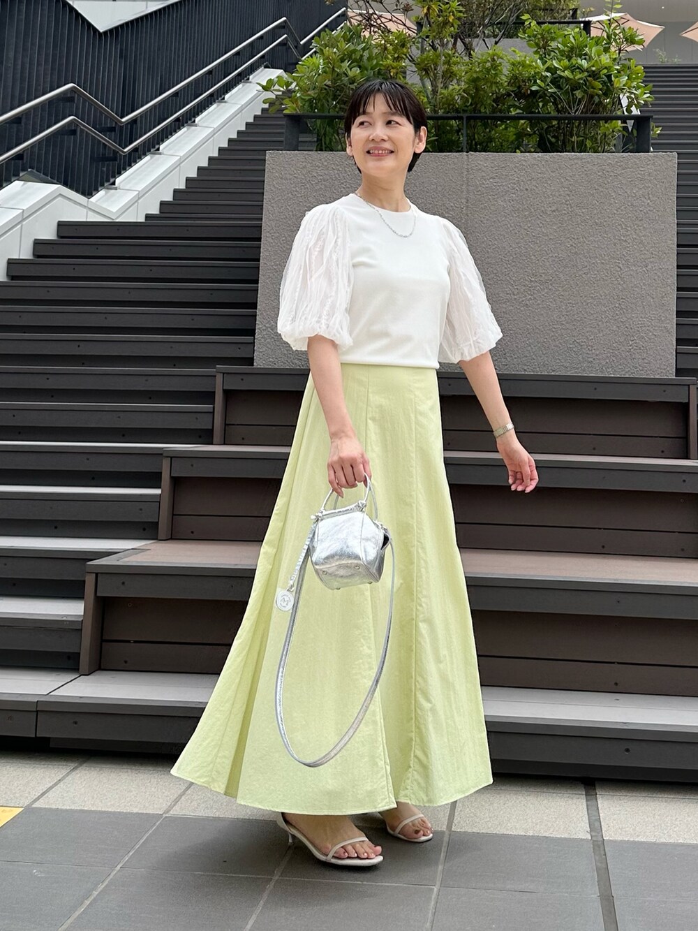 「スカート、スカートスタイル、スカートコーデ、ロングスカート、ロングスカートコーデ、袖ボリューム、袖コンシャス、オトナカワイイ、オトナ女子、大人女子、大人かわいい、大人可愛い、大人ファッション」｜「NOLLEY’S Sophiの高機能 タスランフレアロングスカート（スカート、グリーン系）」を使った、minaさん（骨格ストレート・レディース・157cm）の夏コーディネートの6枚目の写真